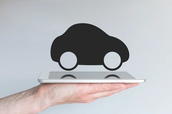Ψηφιακές μεταφορές και κινητικότητα με εικονίδιο αυτοκινήτου στο tablet — Φωτογραφία Αρχείου