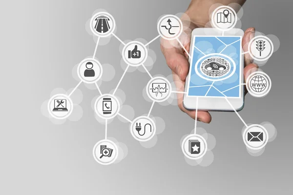 El bağlı araba bileşenleri yönetmek için akıllı telefon tutarak bilgi-eğlence sistemi gibi