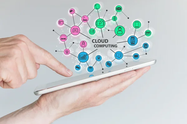 Computación en nube y concepto de computación móvil. Tableta de mano o teléfono inteligente — Foto de Stock