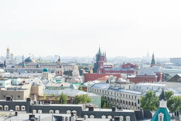 MOSCÚ - 21 de agosto de 2016: Vista del centro de Moscú con el Kremlin y las iglesias el 21 de agosto de 2016 en Moscú, Rusia . —  Fotos de Stock