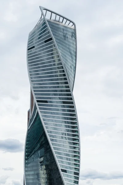 MOSCOW - AUGUST 21, 2016: Twisted modern skyscraper in Moscow city on August 21, 2016 in Moscow, Russia. — Stock Photo, Image