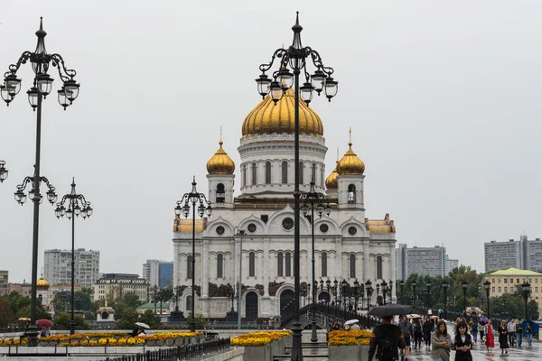 MOSCÚ - 21 de agosto de 2016: Catedral de Cristo Salvador cerca del Kremlin el 21 de agosto de 2016 en Moscú, Rusia . —  Fotos de Stock