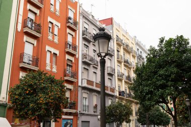 Valencia, İspanya - 02 Mart 2020: İspanya 'da güzel tarihi apartman evleri cephesi
