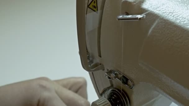 L'homme travaille sur une machine à coudre .