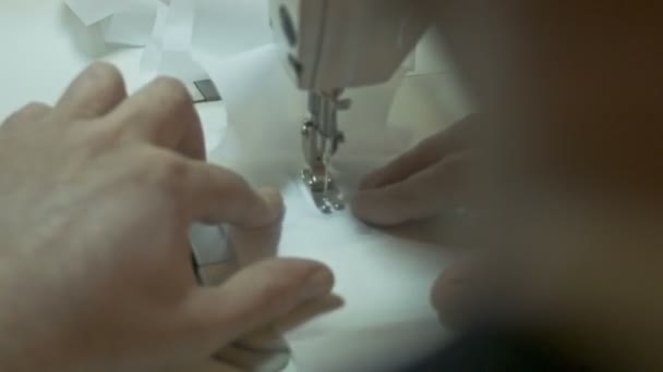 Чоловік працює на швейній машині . — стокове відео