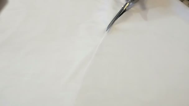 裁缝切割白色丝织物的礼服 — 图库视频影像