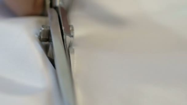 Couper sur mesure tissu de soie blanche pour robe. Macro 