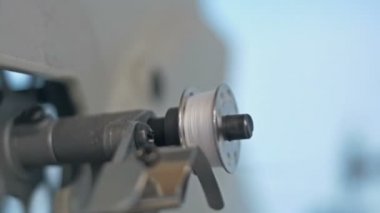 Dikiş makinesi - yavaş bir bobin iplik