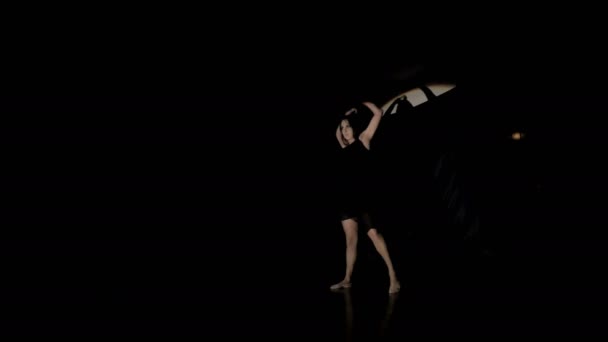 Девушка танцует на черном фоне . — стоковое видео