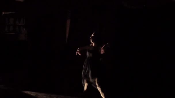 Fiatal lány tánc fekete háttér. — Stock videók