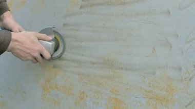 Çelik taşlama işçisi.