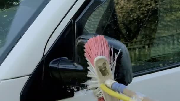 Hombre lavando el coche — Vídeo de stock