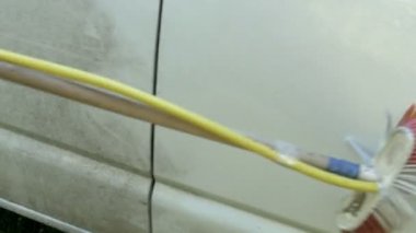 Adam arabayı yıkıyor.