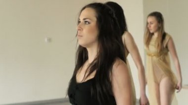 Performans ve dans çağdaş, modern bir form pratik dansçılar.