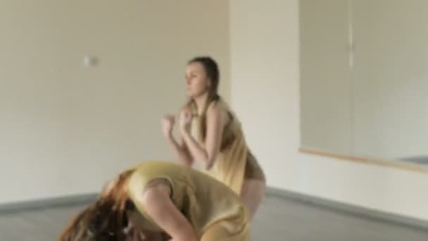 Tancerzy, wykonywania i praktykowanie współczesnego, nowoczesnego formą tańca. — Wideo stockowe