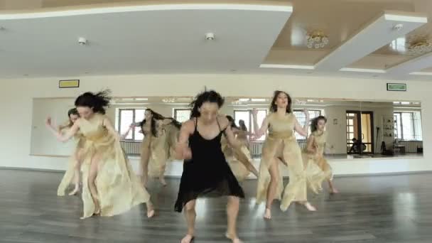 Performans ve dans çağdaş, modern bir form pratik dansçılar. — Stok video