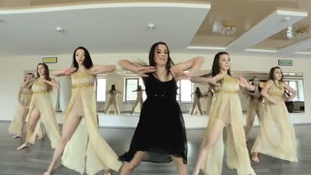 Bailarines interpretando y practicando una forma contemporánea y moderna de danza . — Vídeo de stock