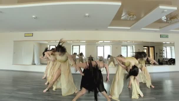 Dansers uitvoeren en het beoefenen van een hedendaagse, moderne vorm van dans. — Stockvideo