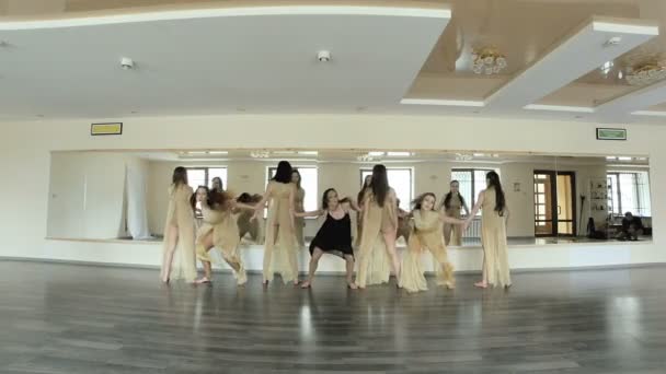 Bailarines interpretando y practicando una forma contemporánea y moderna de danza . — Vídeo de stock