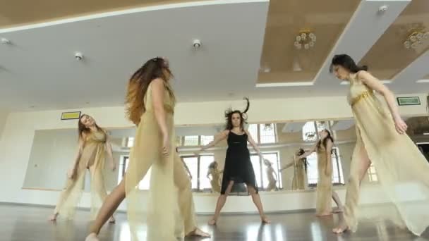 Danseurs exécutant et pratiquant une forme contemporaine et moderne de danse . — Video