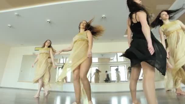 执行和练习一当代、 现代形式的舞蹈的舞者. — 图库视频影像