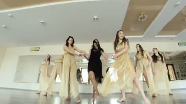 Performans ve dans çağdaş, modern bir form pratik dansçılar.