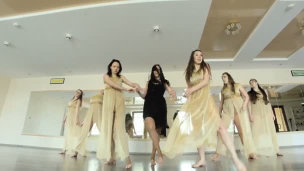 Tänzer, die eine zeitgenössische, moderne Form des Tanzes aufführen und praktizieren. — Stockvideo