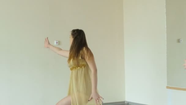Bailarina interpretando y practicando una forma contemporánea y moderna de danza . — Vídeos de Stock