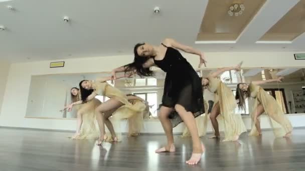 Dançarinos realizando e praticando uma forma contemporânea e moderna de dança . — Vídeo de Stock