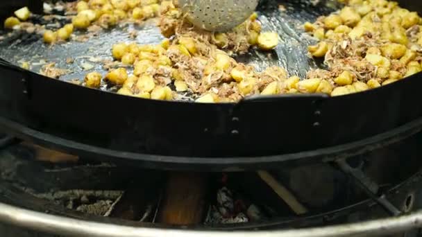 Chef cozinhar batata frita em grande panela no fogo — Vídeo de Stock