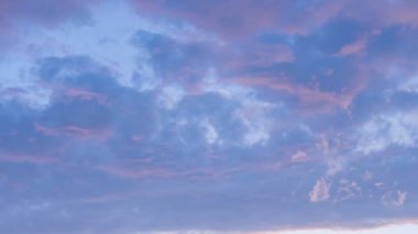 Gün batımı yaz bulutlu gökyüzü