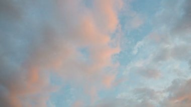 Gün batımı yaz bulutlu gökyüzü