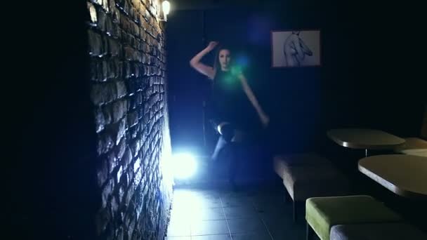 Silhouette eines Mädchens, das im Hintergrundlicht tanzt — Stockvideo