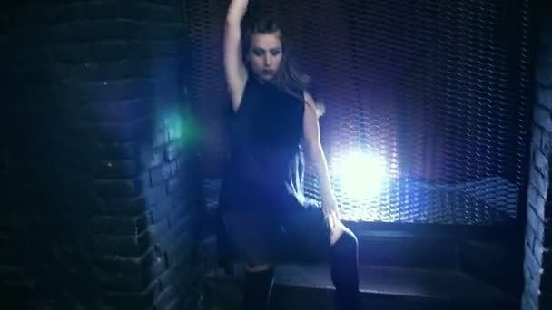 Σιλουέτα του ένα κορίτσι που χορεύει το φως φόντο — Αρχείο Βίντεο