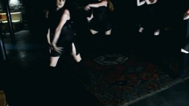 Kara günü dört dansçıların çağdaş dans performansı