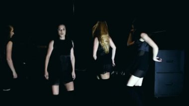 Kara günü dört dansçıların çağdaş dans performansı