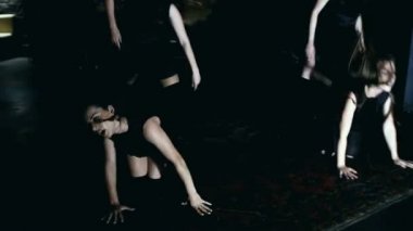 Kara günü dört dansçıların çağdaş dans performansı