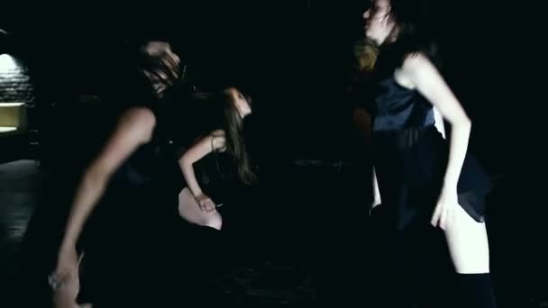 Performance de dança contemporânea de quatro dançarinos no escuro — Vídeo de Stock