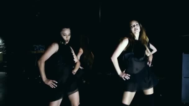 Zeitgenössische Tanzperformance von vier Tänzern auf dunklem Boden — Stockvideo