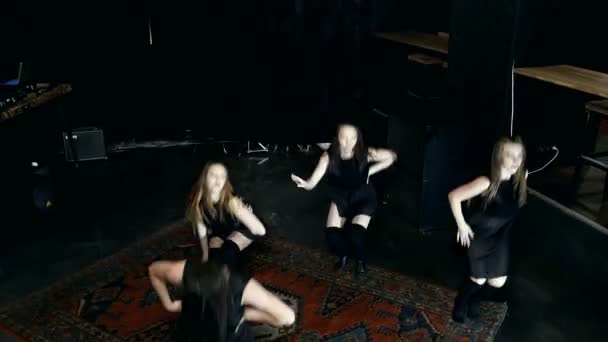 Zeitgenössische Tanzperformance von vier Tänzern auf dunklem Boden — Stockvideo