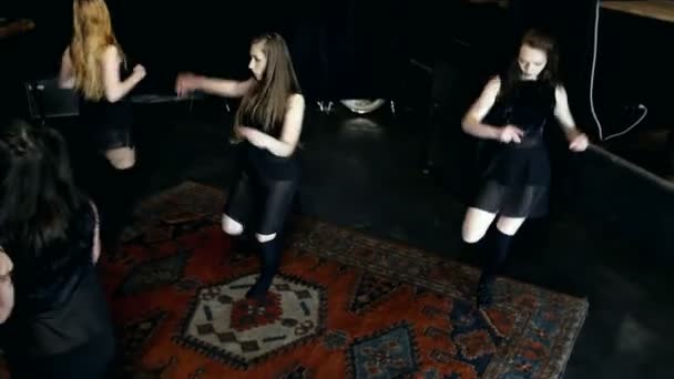 Hedendaagse dansperformance van vier dansers op donker — Stockvideo