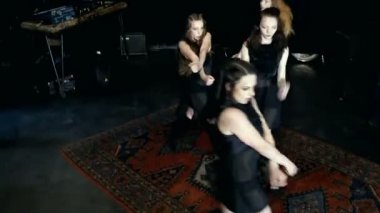 Kara günü dört dansçıların çağdaş dans performansı