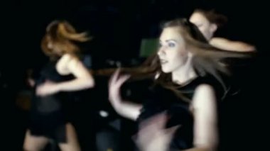 Kara günü dört dansçıların çağdaş dans performansı