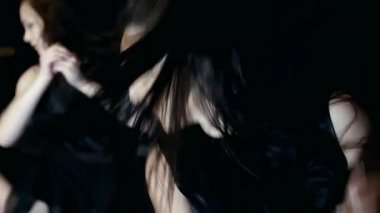 Kara günü dört dansçıların çağdaş dans performansı