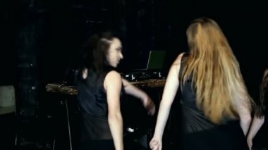 Kara günü dört dansçıların çağdaş dans performansı