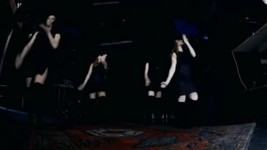 Kara günü dört dansçıların çağdaş dans performansı