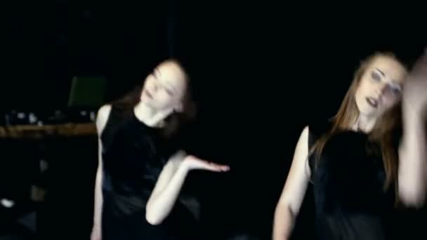 Kortárs táncszínházi előadás négy táncos a sötétben — Stock videók