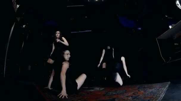 Современное танцевальное представление четырех танцоров в темноте — стоковое видео