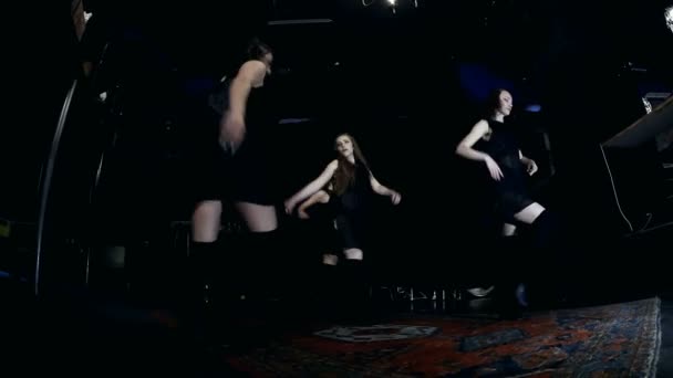 Hedendaagse dansperformance van vier dansers op donker — Stockvideo