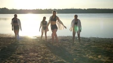 Şafak yakın göl kum plaj dört kız dans performansı